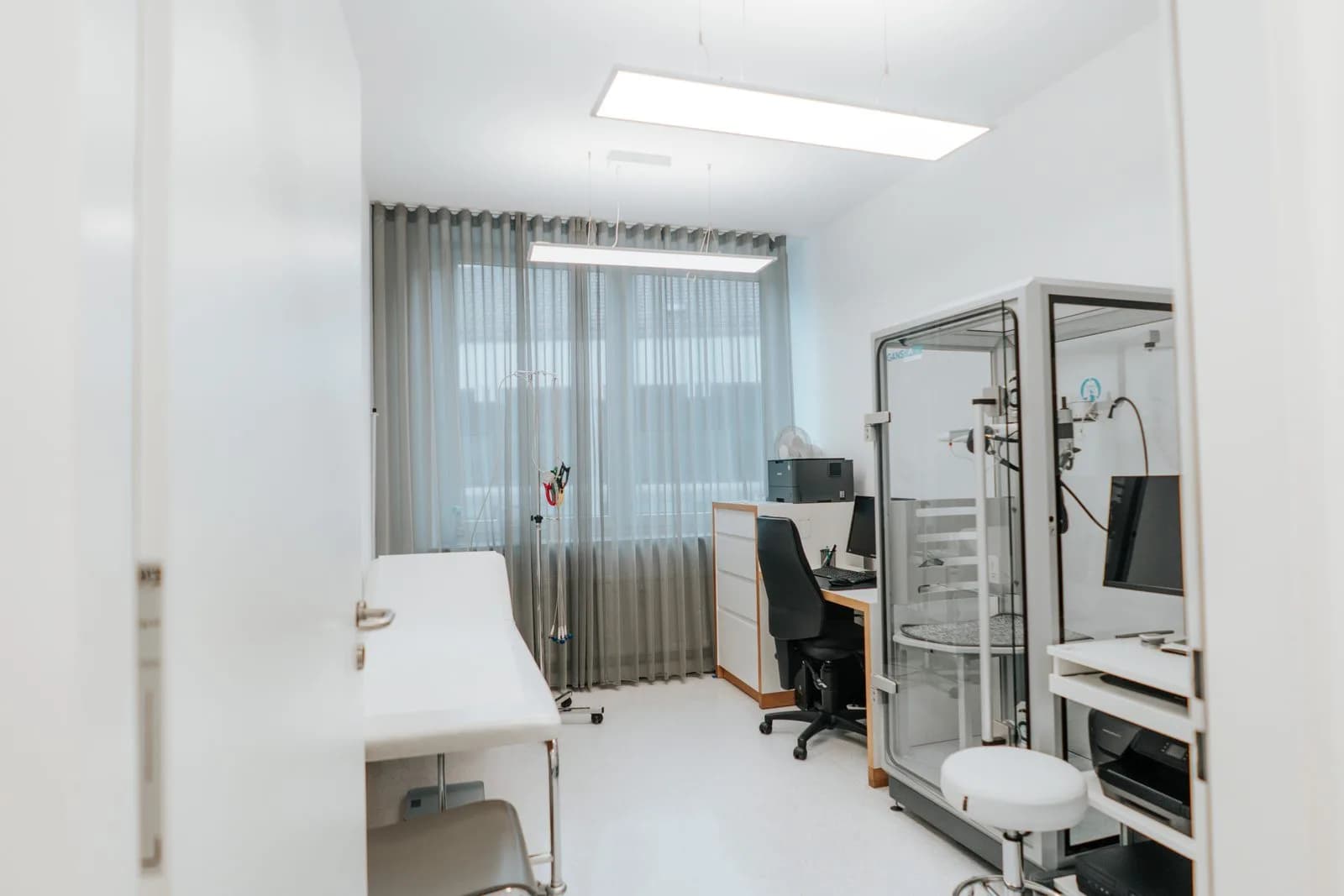 Untersuchungsraum mit Bodyplethysmograph für die Lungenfunktion